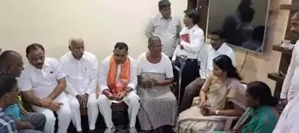 గద్వాల్: పట్టణంలో సర్వేయర్ తేజేశ్వర్ కుటుంబ సభ్యులను పరామర్శించిన:ఎంపీ మల్లురవి