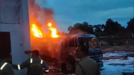 हैदरगढ़: भिखरा गांव में संगम ढाबे के पास लखनऊ-सुलतानपुर हाईवे पर अज्ञात कारणों के चलते डीजल टैंकर में लगी भीषण आग