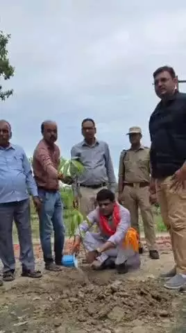 मड़ियाहू: बरसठी ब्लाक पर प्रमुख प्रतिनिधि सुरेन्द्र शुक्ला ने किया वृक्षारोपण