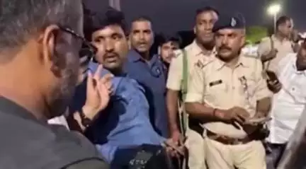 पटना ग्रामीण: मरीन ड्राइव पर बाल-बाल बचे नेता प्रतिपक्ष तेजस्वी यादव, एस्कॉर्ट के बीच आई इनोवा कार