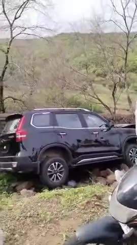 रावतभाटा: रावतभाटा में कोटा रोड पर नई लग्जरी कार खाई में गिरी, छह युवक घायल, रफ्तार बनी हादसे का कारण