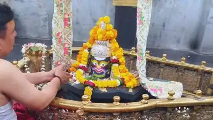 होशंगाबाद नगर: नर्मदापुरम: गोल घाट स्थित काले महादेव मंदिर में भगवान का तेज और बल से संपन्न श्रृंगार