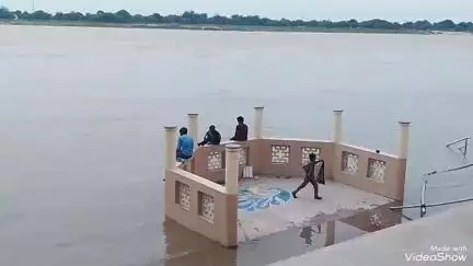 मिर्ज़ापुर: जनपद में गंगा तटवर्ती इलाकों के ग्रामीणों के लिए जिला प्रशासन अलर्ट, जलस्तर 6 सेंटीमीटर प्रति घंटे बढ़ रहा