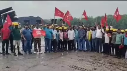 निरसा/चिरकुंडा: ट्रेड यूनियन की देशव्यापी हड़ताल का निरसा में दिखा व्यापक असर, जगह-जगह हुई हड़ताल