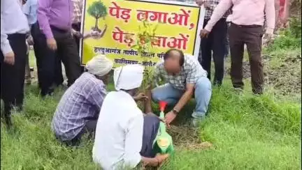 कोल: सामुदायिक स्वास्थ्य केंद्र जवां में पावर प्लांट के परियोजना प्रमुख ने 'एक पेड़ मां के नाम' अभियान के तहत नवजात शिशु का स्वागत किया