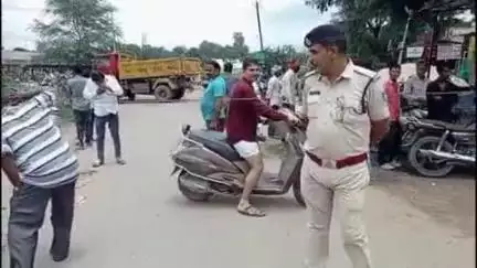 सोहागपुर: नगर की पुरानी बस्ती में अतिक्रमण हटाने के दौरान पुलिस अधीक्षक के निर्देश पर सुरक्षा के लिए पुलिस मौजूद रही