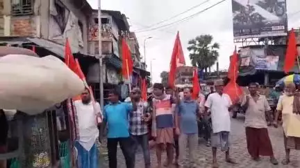কুলতলি: সিপিআইএমের পক্ষ থেকে আজ সারা ভারত জুড়ে সাধারণ ধর্মঘটের প্রভাব পড়লো কুলতলির জামতলায়