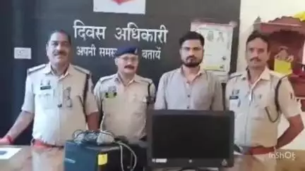 बिलासपुर: सरकंडा पुलिस ने फर्जी आधार कार्ड बनाने वाले साइबर कैफे के संचालक को किया गिरफ्तार, सामान किया ज़ब्त