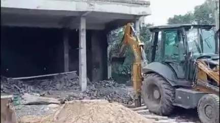 सोहागपुर: नगर की पुरानी बस्ती में मुड़ना नदी के पास अतिक्रमण के खिलाफ प्रशासन का बुलडोजर चला