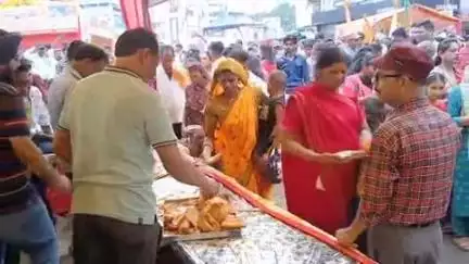 खालवा: खालवा रोड पर बुधवार को किया गया भंडारे का आयोजन