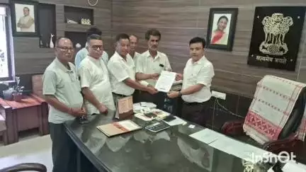 বিশ্বনাথ: সাংবাদিকৰ জীৱন সুৰক্ষিত আৰু নিৰপত্তাৰ দাবীত জিলা আয়ুক্ত কাৰ্যালয়ত আয়ুক্তক স্মাৰক পত্ৰ প্ৰদান, অসম বার্তাজীৱী সংঘৰ