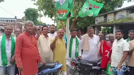 आलमनगर: महागठबंधन कार्यकर्ताओं ने आलमनगर प्रखंड में वोटर वेरिफिकेशन के विरोध में किया चक्का जाम