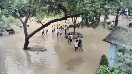 আউশগ্রাম ১: টানা বৃষ্টিতে গুসকরা শহরে জল নিকাশি ব্যবস্থার বেহাল দশা, জল জমলো গুসকরা পিপি ইন্সটিটিউশন স্কুলে, দুর্ভোগে পড়ুয়ারা