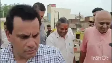 सबलगढ़: ब्रोडगेज रेलवे ट्रैक पर जलभराव की समस्या, मौके पर पहुंचे रेलवे विभाग के अधिकारी, समाधान का दिया आश्वासन