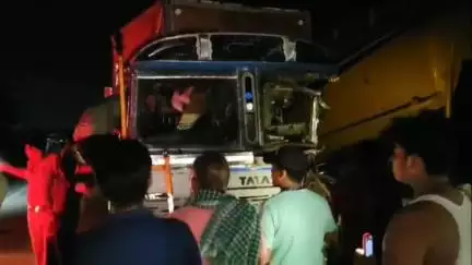 बारा: नीबी लोहगरा के पास सड़क किनारे खड़ी हाईवा को ट्रक ने पीछे से मारी टक्कर, दो लोग घायल