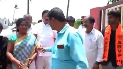 భీమవరం: ఏబీవీపీ 77వ ఆవిర్భావ దినోత్సవం సందర్భంగా ఏఆర్‌కేఆర్ పాఠశాల ఆవరణలో మొక్కలు నాటిన కేంద్రమంత్రి శ్రీనివాస వర్మ
