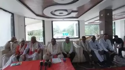 हज़ारीबाग: झारखंड विस्थापित संघर्ष मोर्चा के अध्यक्ष भुवनेश्वर प्रसाद मेहता ने प्रेस वार्ता को संबोधित किया