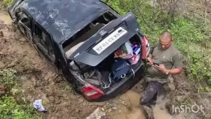 बमोरी: थाना म्याना क्षेत्र के ग्राम भदौरा के पास मवेशी से टकराकर कार खाई में गिरी