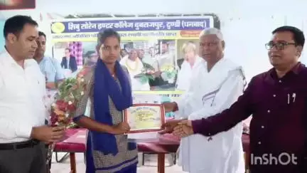 टुंडी: दुबराजपुर के शिबू सोरेन इंटर कॉलेज में टुंडी विधायक ने टॉप-10 छात्र-छात्राओं को किया सम्मानित