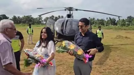 സുൽത്താൻബത്തേരി: പുൽപ്പള്ളിയിൽ വരനും വധുവും ഹെലികോപ്റ്ററിൽ പറന്നിറങ്ങിയ വീഡിയോ വൈറൽ #viral