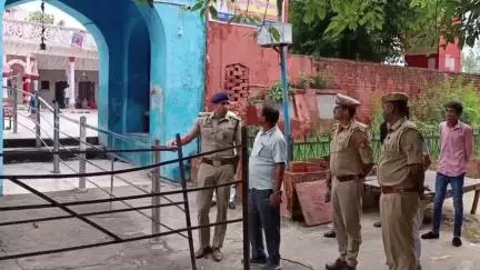 चंदौसी: थाना कुढ फतेहगढ़ के बेरनी में प्राचीन शिव मंदिर का निरीक्षण करने पहुंचे सीओ अनुज चौधरी, एसडीएम व पुलिस बल