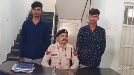 बिलासपुर: हाथों में हथियार लेकर क्षेत्र में शांति फैलाने वाले दो आरोपियों को पुलिस ने गिरफ्तार किया, हथियार किया गया ज़ब्त