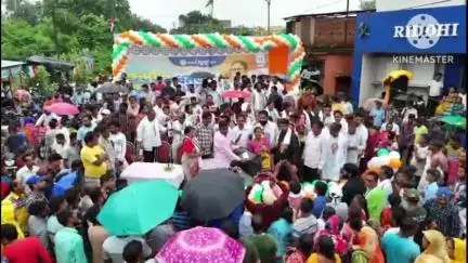 রঘুনাথপুর ১: বর্ষাকে উপেক্ষা করেই ছাতা মাথায় ২১শে
জুলাই এর প্রস্তুতি সভা রঘুনাথপুর ১ব্লকের আদ্রার আপার বেনিয়াসোলে