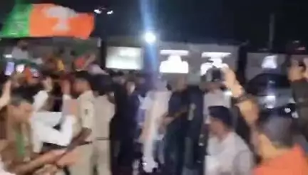 कांके: गृह मंत्री अमित शाह पहुंचे रांची एयरपोर्ट, कार्यकर्ताओं ने किया स्वागत, पूर्वी क्षेत्रीय परिषद की बैठक में लेंगे भाग