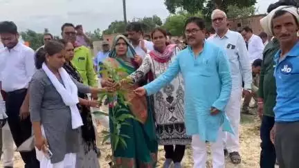 मड़ियाहू: चौरारी में विधायक डॉ. आरके पटेल ने किया पौधारोपण