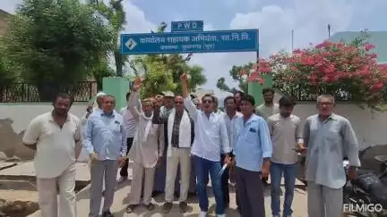सुजानगढ़: सुजानगढ़ में किसानों ने सार्वजनिक निर्माण विभाग के कार्यालय पर किया प्रदर्शन