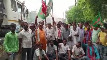 रजौन: बिहार बंद के दौरान रजौन बाजार में राजद कार्यकर्ताओं ने जलाए टायर