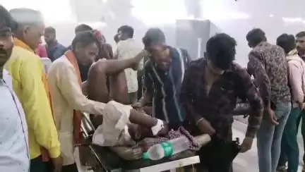 महोबा: बजरिया पावर हाउस के पास तेज रफ्तार ऑटो पलटने से 6 मजदूर हुए घायल, जिला अस्पताल में भर्ती