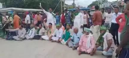 शाहकुंड: शाहकुंड में मतदाता सूची के पुनरीक्षण के विरोध में महागठबंधन के नेताओं ने किया सड़क जाम