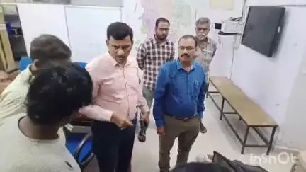 అదిలాబాద్ అర్బన్: ఆదిలాబాద్ కలెక్టరేట్ లో సడన్ గా స్పృహ కోల్పోయి అధికారులను హైరానా చేసిన ఓ వ్యక్తి 
రిమ్స్ కు తరలింపు
