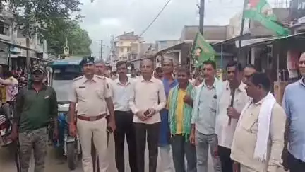 धरहरा: मतदाता पुनरीक्षण के विरोध में महागठबंधन ने की सड़क जाम, धरहरा बाजार में बांस-बल्ला लगाकर किया प्रदर्शन