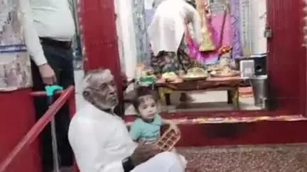 बांधवगढ़: उमरिया नगर के जय स्तंभ चौक स्थित वैष्णो माता मंदिर में संध्या आरती में बड़ी संख्या में भक्त शामिल हुए