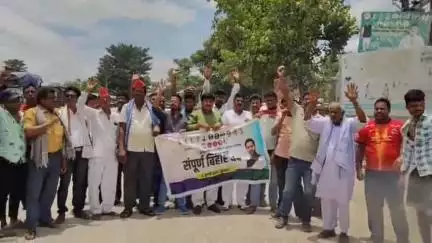 कुरसाकांटा: कुर्साकांटा के हत्ता चौक पर महागठबंधन ने बिहार बंद के तहत जोरदार प्रदर्शन किया, टायर जलाकर आगजनी और नारेबाजी की