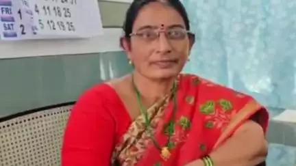 గ్రామాలలో పారిశుధ్యం పడకేసింది ఏం చేస్తున్నారంటూ సచివాలయ పారిశుద్ధ సెక్రటరీలను ప్రశ్నించిన నంద్యాల ఎంపీడీవో సుగుణ శ్రీ