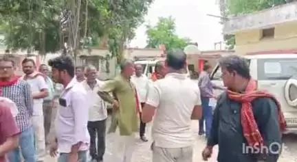 धनघटा: रामपुर छितौनी गांव में नाली की समस्या को लेकर ब्लॉक पर किया गया विरोध प्रदर्शन