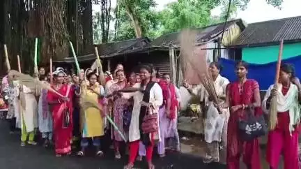 রাজগঞ্জ: কুর্তি সেতু এলাকায়  ঋণের কিস্তি টাকা আনতে যাওয়া মাইক্রো ফাইন্যান্স কোম্পানির কর্মীদের ঝাড়ু হাতে তাড়ালো প্রতারিত মহিলারা