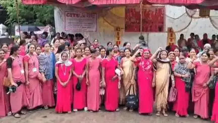 अकोला: जिल्ह्यातील आशा वर्कर व गटप्रवर्तक यांच्या विविध मागण्या घेऊन अकोला जिल्हाधिकारी कार्यालयासमोर केले धरणे आंदोलन