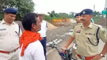 अकलतरा: एसपी विजय पांडेय ने ऑपरेशन उपहार के तहत अकलतरा चौक हाइवे रोड और पुटपुरा चौक में 50 लोगों को निःशुल्क हेलमेट वितरित किया