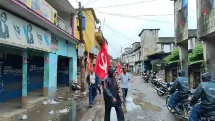 নিতুড়িয়া: একাধিক দাবিতে ১০ টি ট্রেড ইউনিয়নের সমর্থনে শড়বড়ি মেড়ে মিছিল করলে বাম কর্মী সমর্থকরা