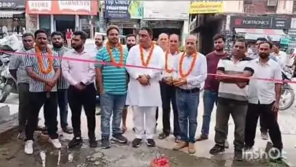 गदरपुर: वार्डनं.2 में बत्रा स्टूडियो से राजेश कुमार के मकान तक लाखों रुपए की लागत से बनने जा रही सड़क निर्माण का शुभारंभ
