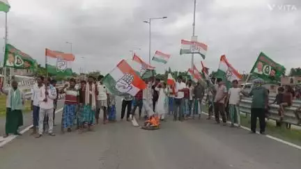 मनसाही :-  मतदाता पुनरीक्षण बंद करने की मांग को लेकर महागठबंधन ने नारायणपुर - पूर्णिया फोर लेन सड़क को किया जाम