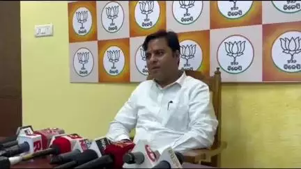 ଭୁବନେଶ୍ବର ମ୍ୟୁନିସିପାଲଟି କର୍ପୋରେସନ: ମହୁଆ ମୈତ୍ରଙ୍କୁ ଟାର୍ଗେଟ କରି ମାଷ୍ଟର କ୍ୟାଣ୍ଟିନ ସ୍ଥିତ ସରକାରୀ ବାସ ଭବନରେ ବିଧାୟକ ଟଙ୍କଧର ତ୍ରିପାଠୀଙ୍କ ସାମ୍ବାଦିକ ସମ୍ମିଳନୀ