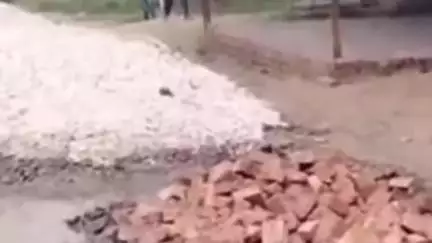 हंडिया: हड़िया इलाके में आसेपुर के संपर्क मार्ग का निर्माण कार्य शुरू, लोगों को आवागमन में हो रही थी असुविधा