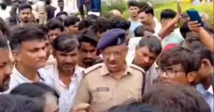 मुरार: बहोड़ापुर में युवक की संदिग्ध मौत, परिजनों ने चौराहे पर लगाया जाम