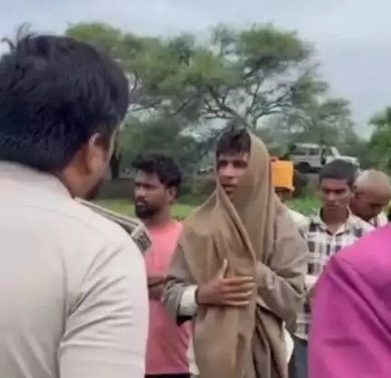 अलीराजपुर: आलीराजपुर जिले के पाडाधामंजर गांव में पारिवारिक विवाद में पूर्व सरपंच की लाठी-डंडों से पीटकर हत्या
