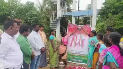 ములుగు: ఇళ్లు, స్థలం కేటాయిస్తానని మంత్రి సీతక్క హామీ, పాలాభిషేకం చేసిన ఎక్కేల, భూటారం గ్రామస్తులు